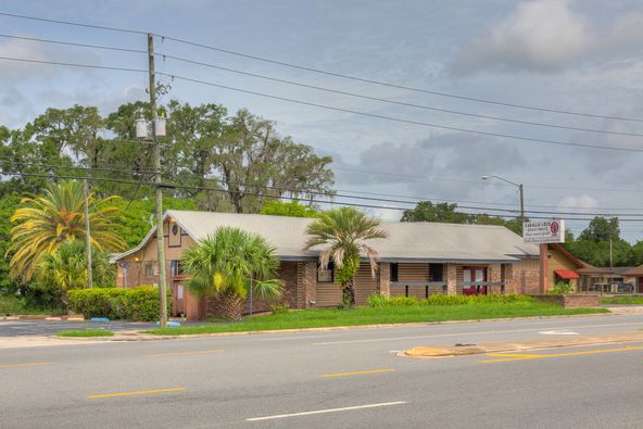 Restaurant With High Visibility: 1330 N Woodland Blvd, Deland, FL 32720